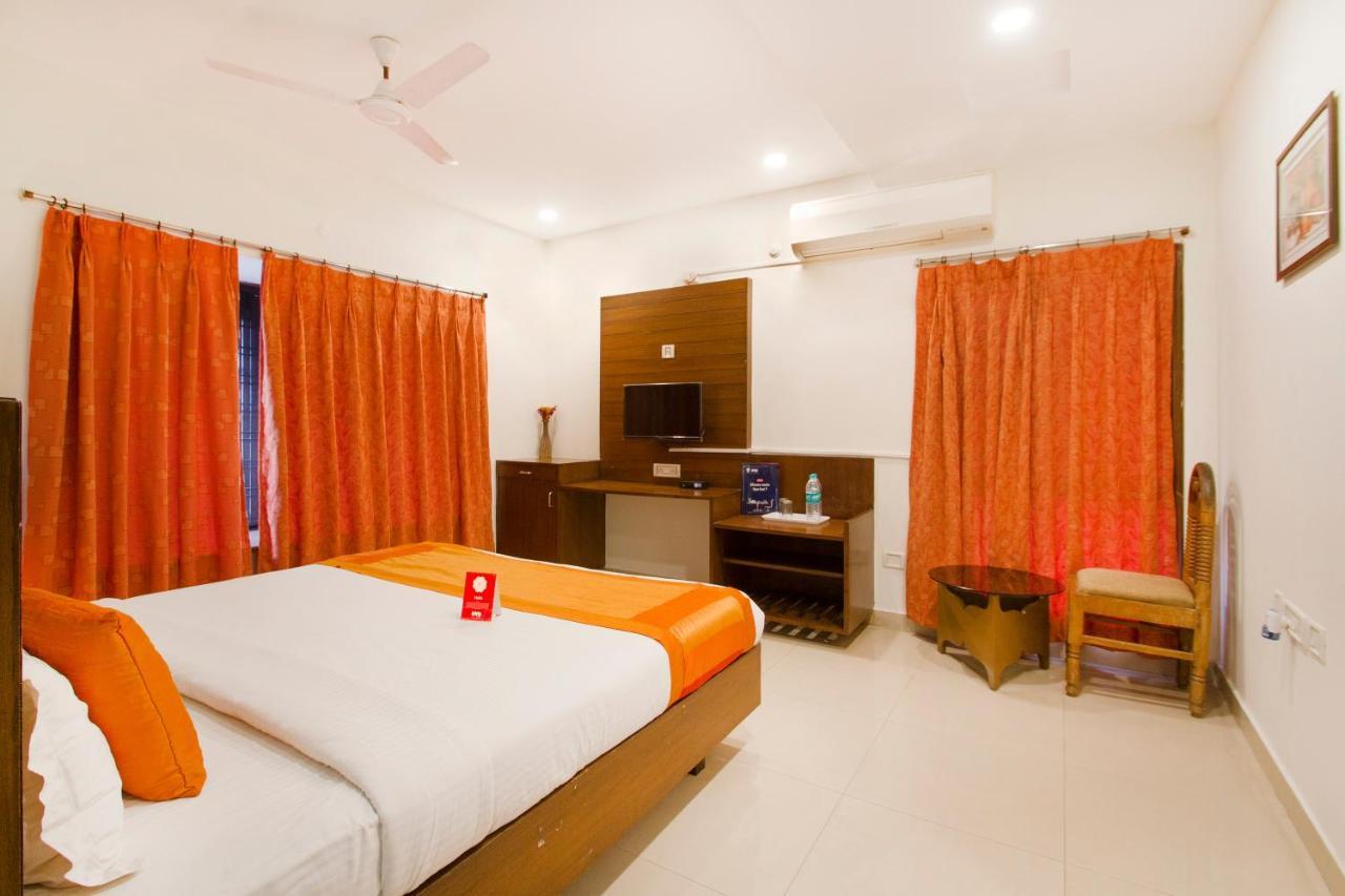 Vaccinated Staff - Oyo 11400 The Down Town Suites Haïdarabad Extérieur photo