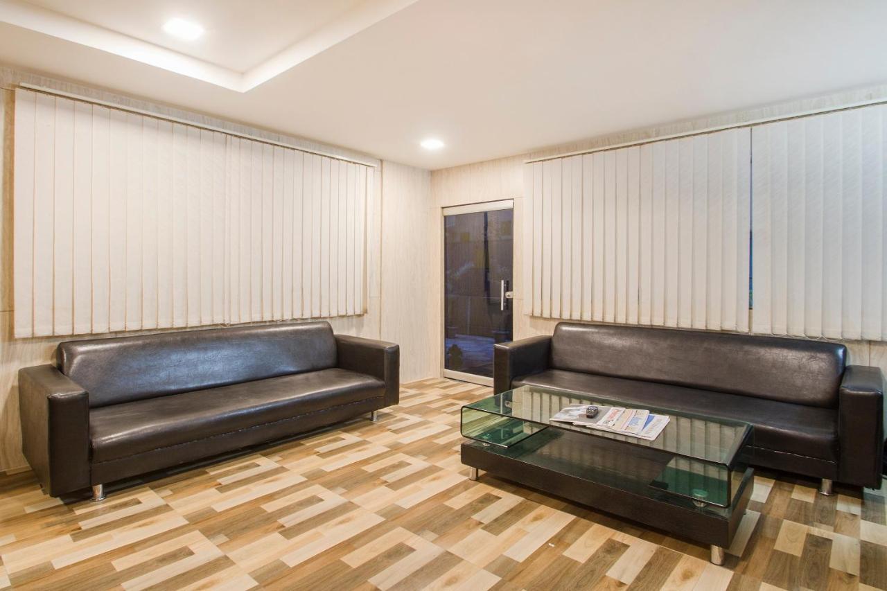 Vaccinated Staff - Oyo 11400 The Down Town Suites Haïdarabad Extérieur photo