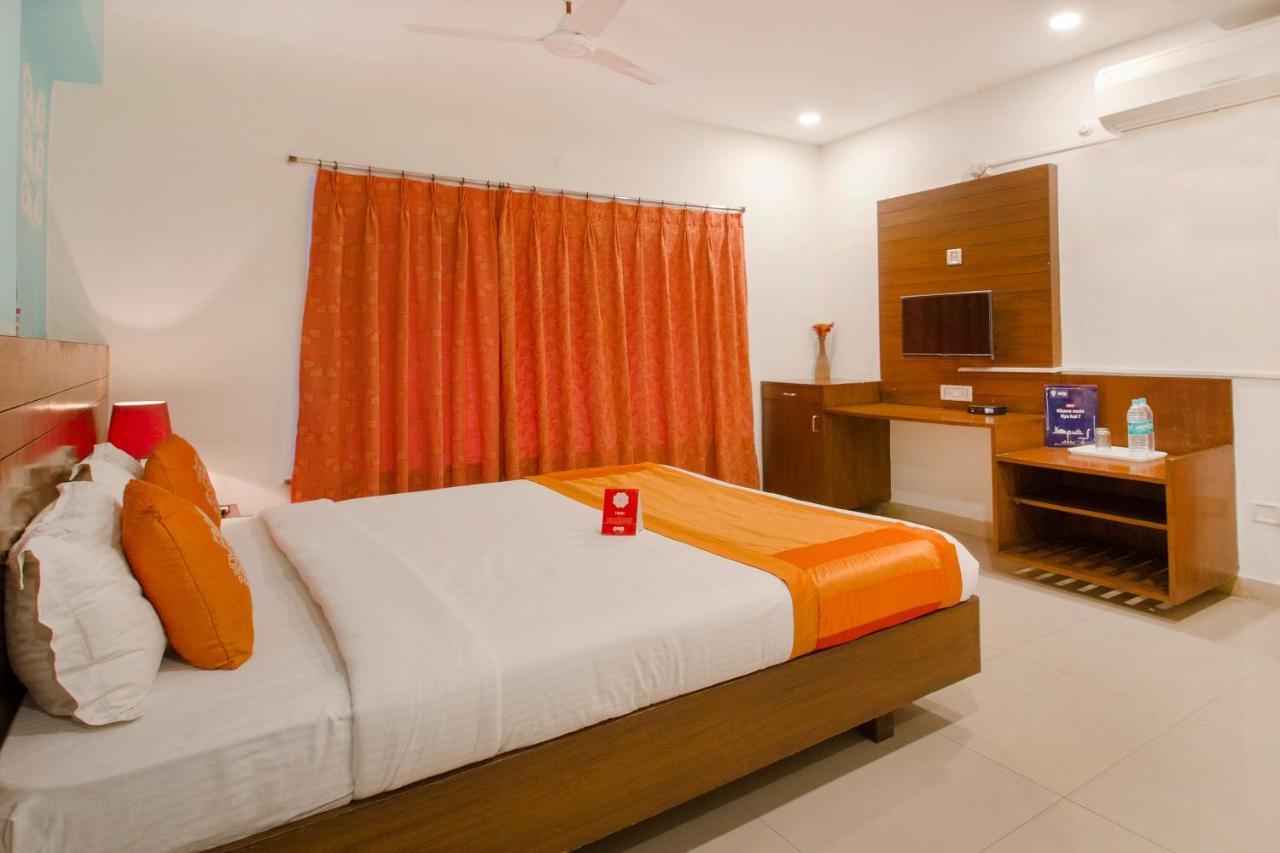 Vaccinated Staff - Oyo 11400 The Down Town Suites Haïdarabad Extérieur photo