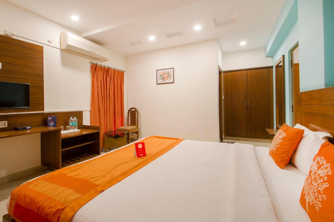 Vaccinated Staff - Oyo 11400 The Down Town Suites Haïdarabad Extérieur photo