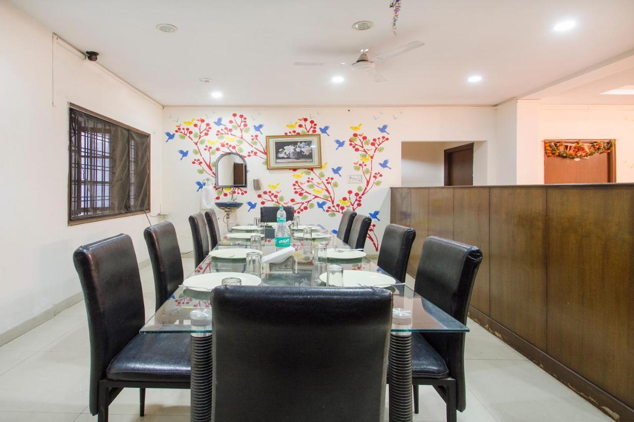 Vaccinated Staff - Oyo 11400 The Down Town Suites Haïdarabad Extérieur photo
