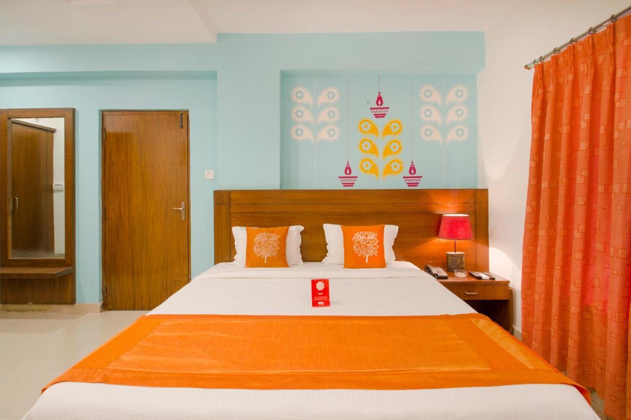 Vaccinated Staff - Oyo 11400 The Down Town Suites Haïdarabad Extérieur photo