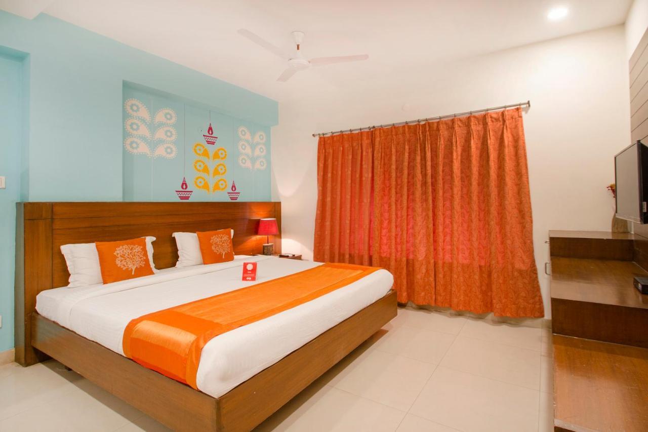 Vaccinated Staff - Oyo 11400 The Down Town Suites Haïdarabad Extérieur photo