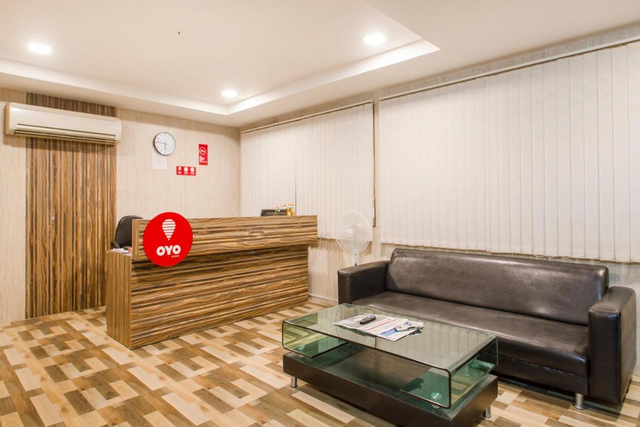Vaccinated Staff - Oyo 11400 The Down Town Suites Haïdarabad Extérieur photo