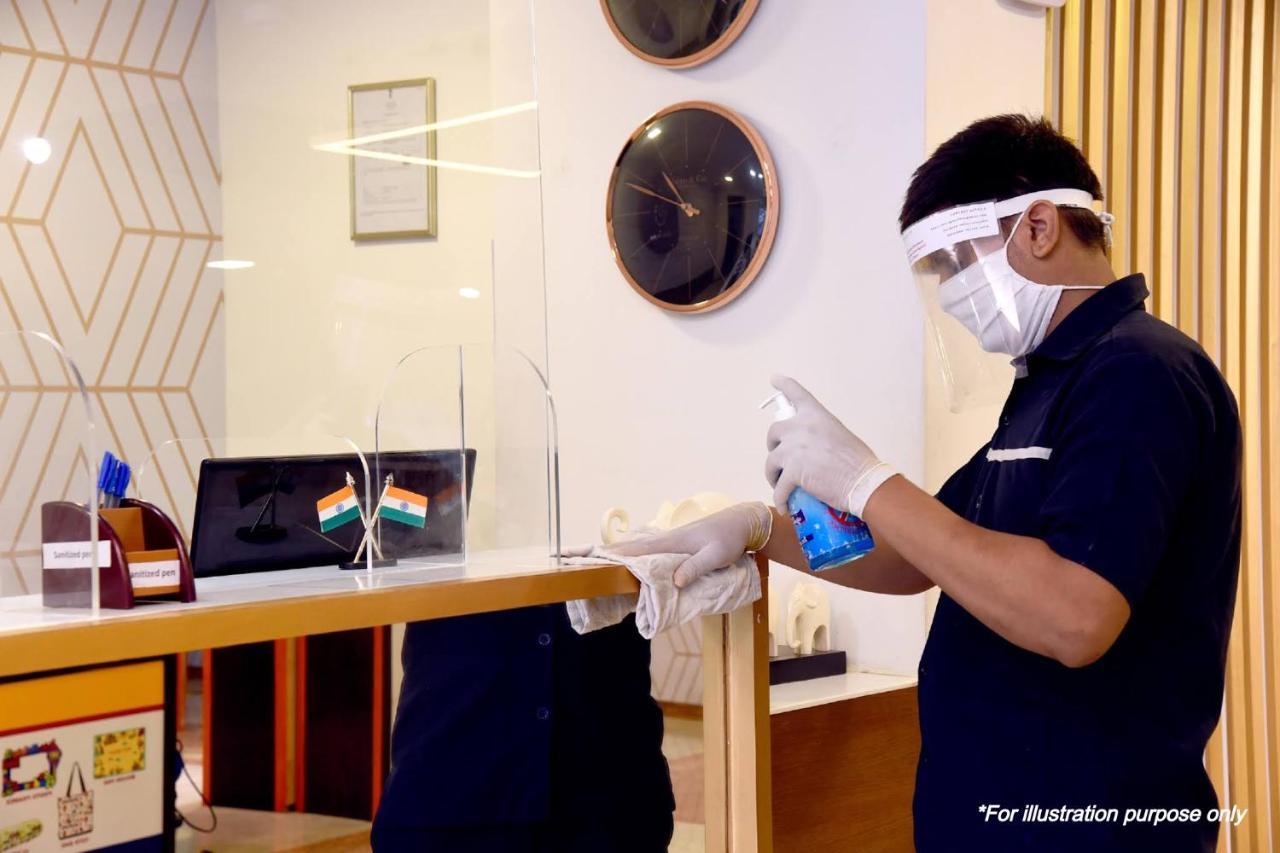 Vaccinated Staff - Oyo 11400 The Down Town Suites Haïdarabad Extérieur photo