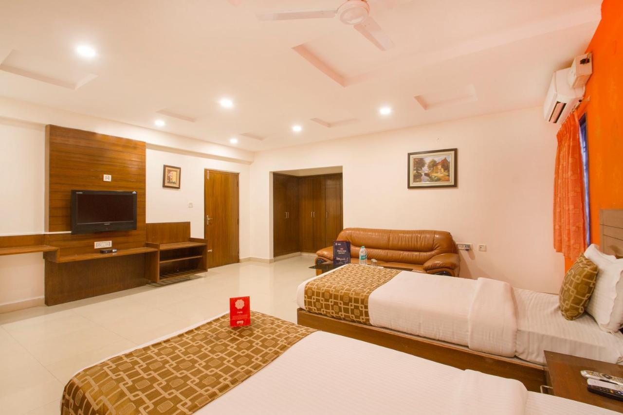 Vaccinated Staff - Oyo 11400 The Down Town Suites Haïdarabad Extérieur photo