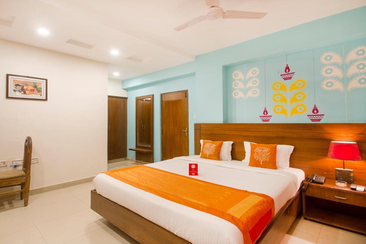 Vaccinated Staff - Oyo 11400 The Down Town Suites Haïdarabad Extérieur photo